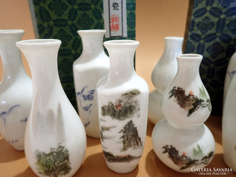 Régi retró vintage jelzett kínai keleti porcelán mini váza készlet vázák saját dobozukban