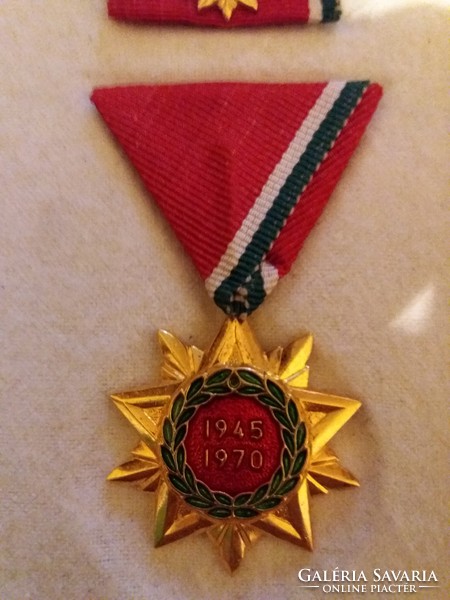 Szocreál 1945 -75, 25 éves Fegyveres Szolgálatért kitüntetés arany fokozat dobozával a képek szerint