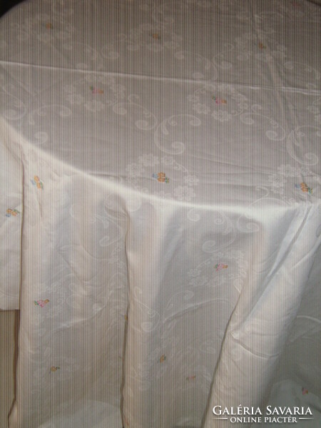 Damask tablecloth embroidered in beautiful material