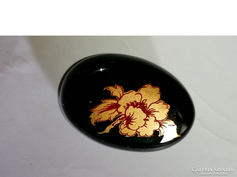 Retró, fekete üvegszerű anyagon arany színű virággal díszített  bross   229.