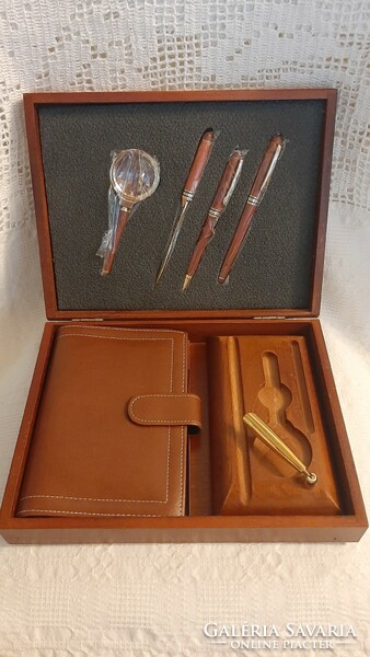 Gift set in a wooden box with a rosewood pen set, a desk pen holder and a ring diary