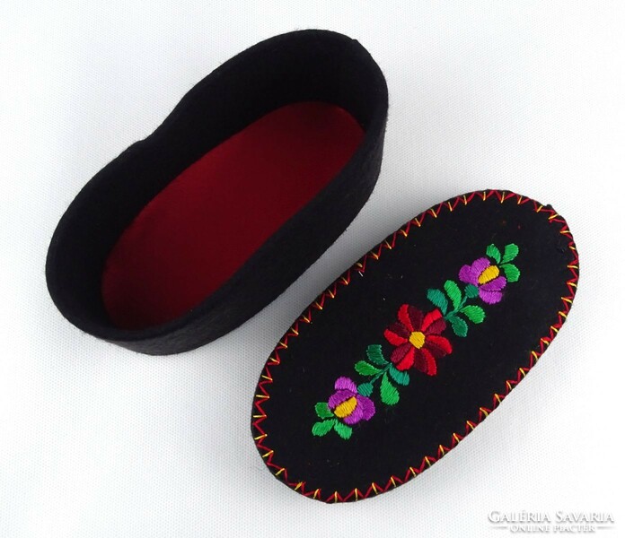1P058 black sewing box with embroidered flower decoration 18.5 Cm