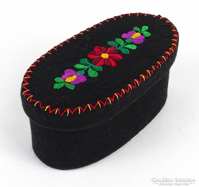 1P058 black sewing box with embroidered flower decoration 18.5 Cm