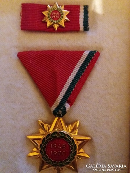 Szocreál 1945 -75, 25 éves Fegyveres Szolgálatért kitüntetés arany fokozat dobozával a képek szerint