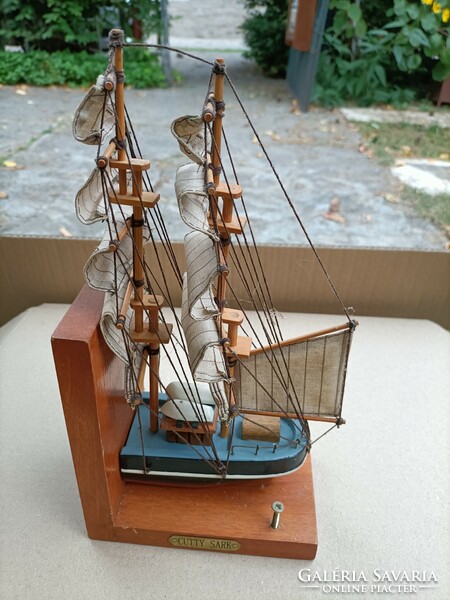 They're just messing around! Collection of 8 sailing ship models