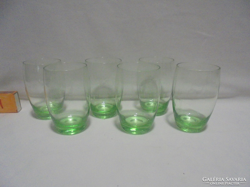 Hat darab régi, halványzöld vizes, boros vagy üdítős pohár együtt