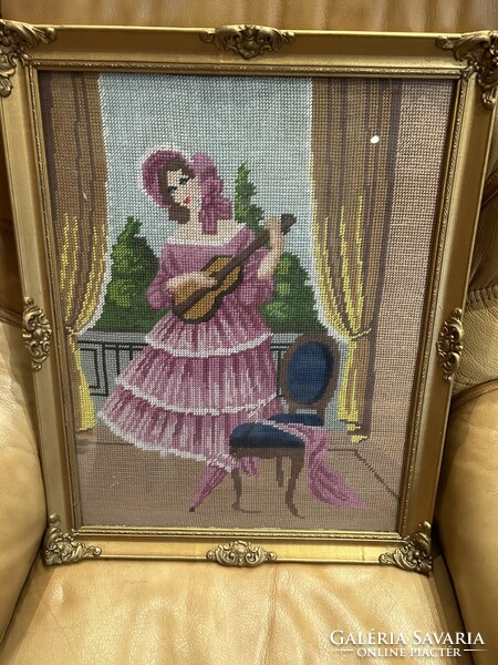 Lány hegedűvel -Gobelin kép, kézi, kecses üvegezett, aranyozott képkeretben.