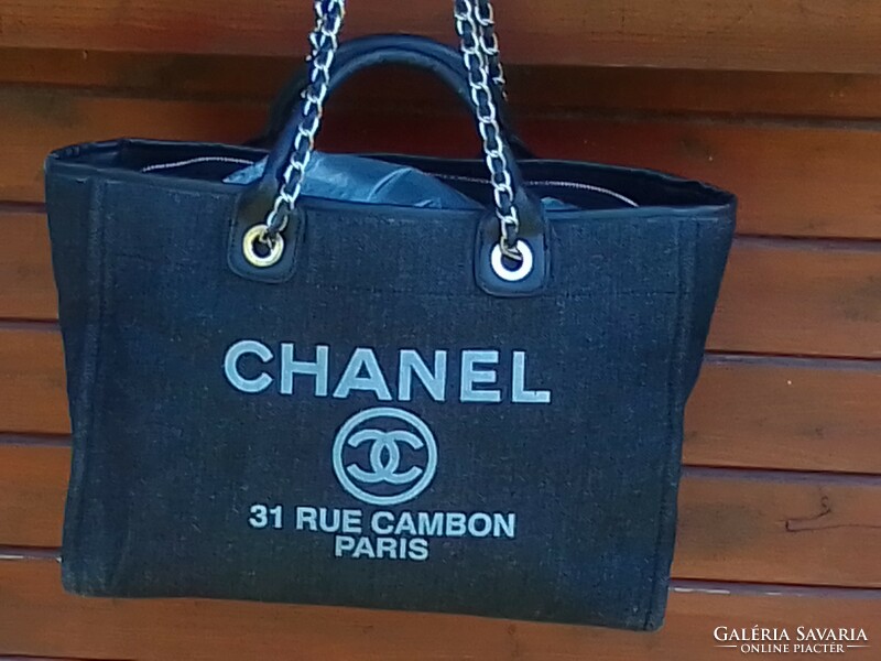 Chanel women's bag is very elegant!