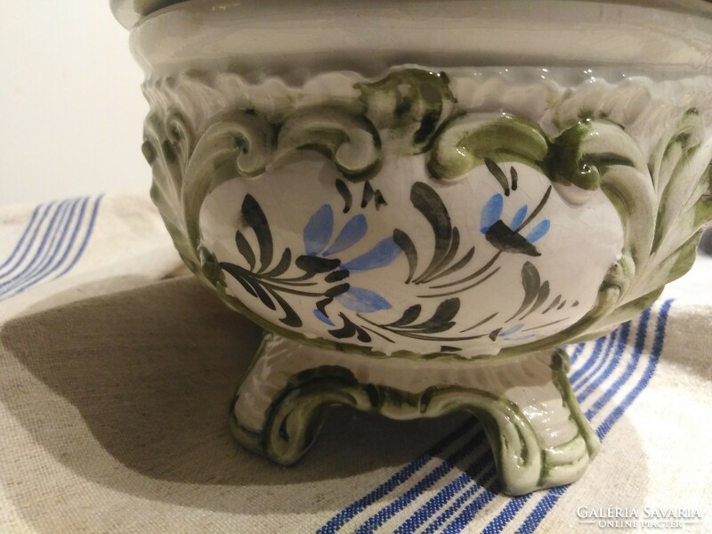 Ceramic bonbonier with feet - with a baroque character