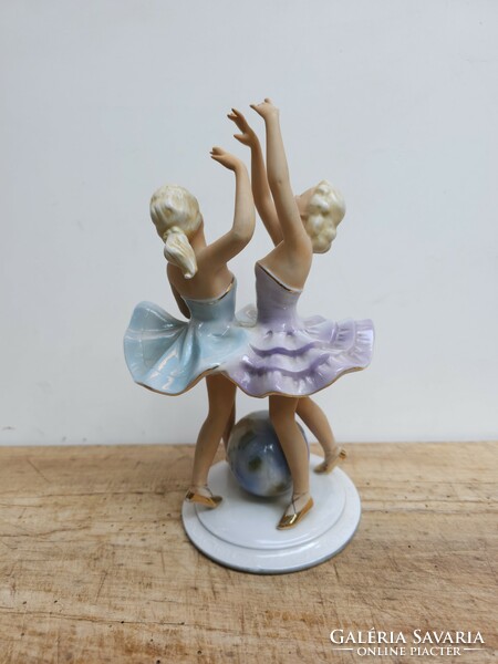 Ballerinas dancing around Fasold and stauch globe