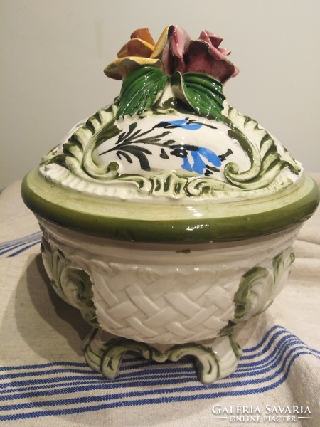 Ceramic bonbonier with feet - with a baroque character