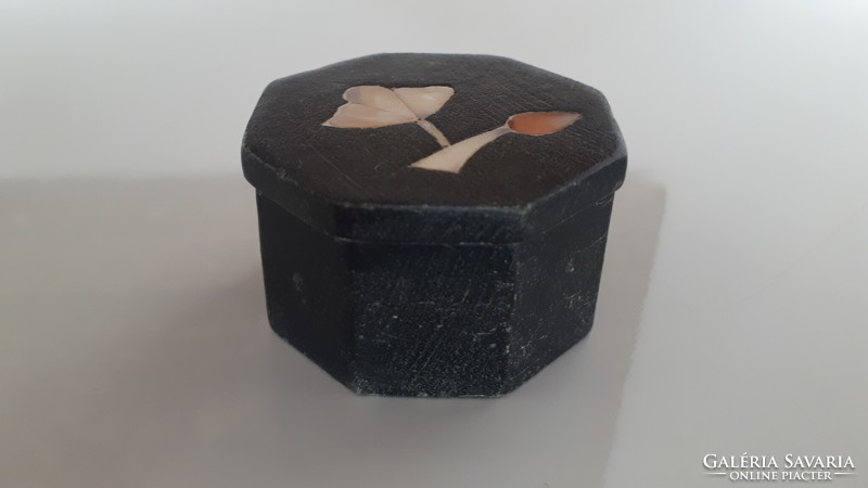 Gyöngyház berakásos faragott fekete ásvány gyűrűtartó szelence