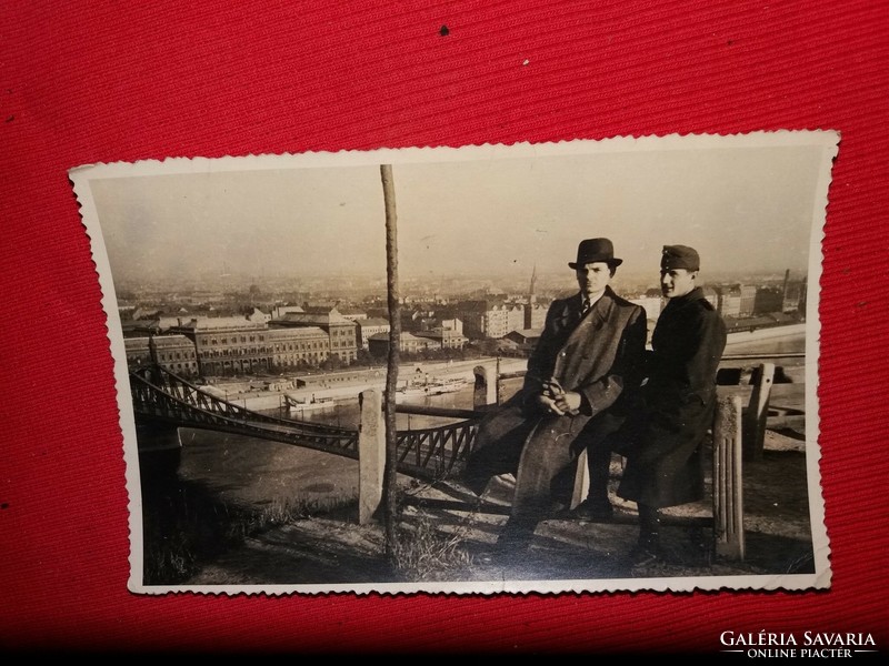 Antik katona emlék fotó hátul a Ferencz József híd / Szabadság híd és Budapest látképe képek szerint