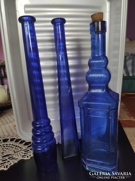 Kobalt kék üvegek.