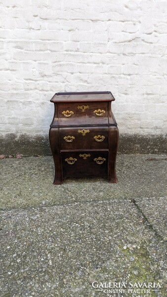 Neoclassical chest of drawers