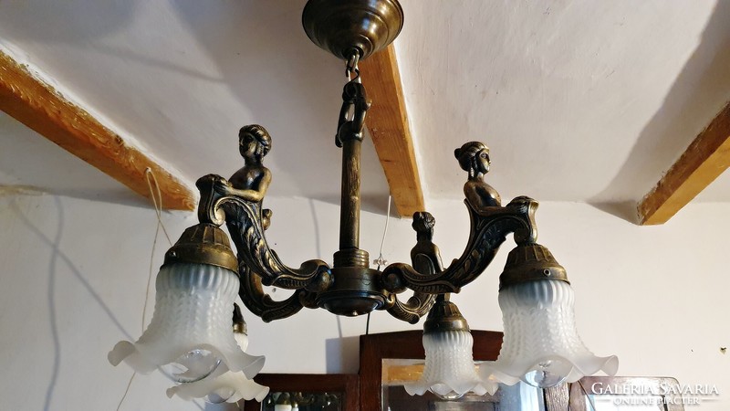 Figurális, antik csillár. 4 ágú, 4 női alakos. 4 db. hibátlan régi, fehér üveg búrával.