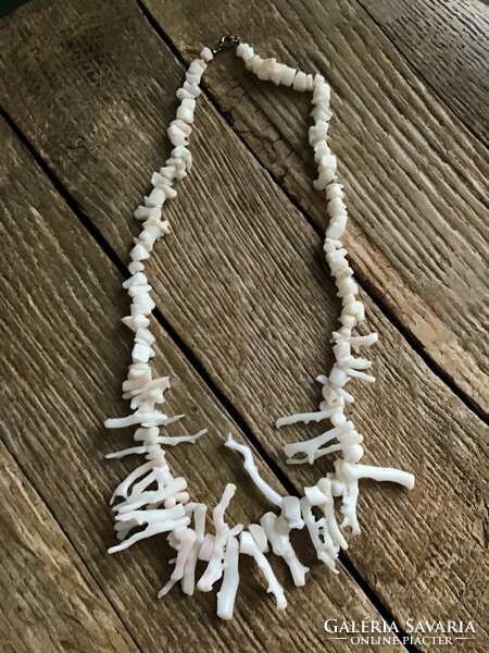Régi fehér korall nyaklánc aranyozott kapoccsal