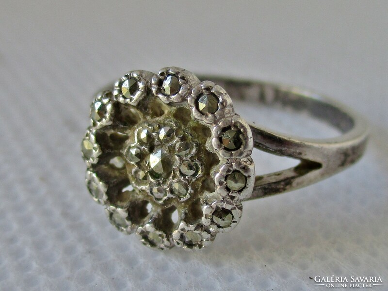 Szépséges régi magyar margaréta  ezüstgyűrű csillogó markazitokkal