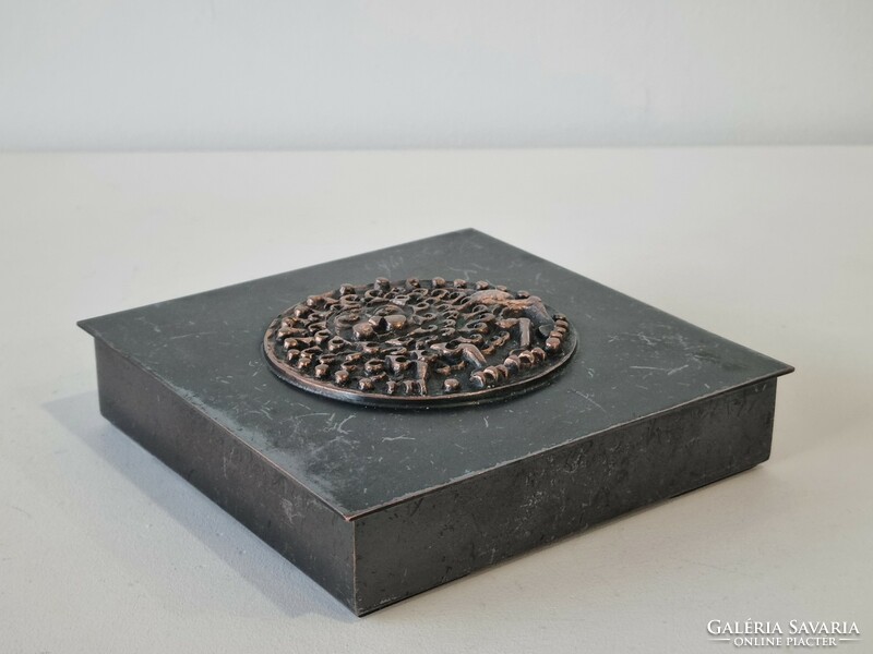 Kopcsányi Ottó jelzett iparmvészeti bronz/réz doboz , relief díszítéssel