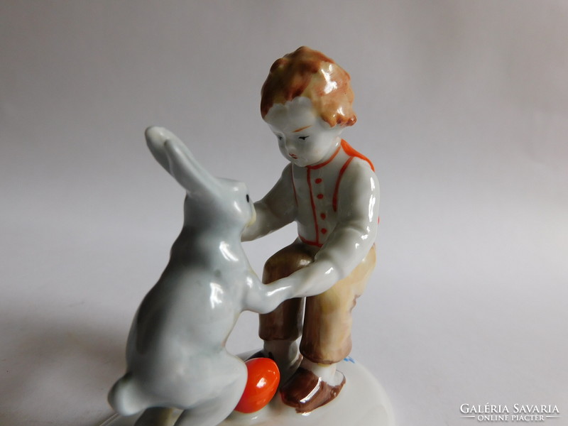 Metzler & Ortloff kézzel festett  húsvéti figura - fiú nyuszival, piros tojással