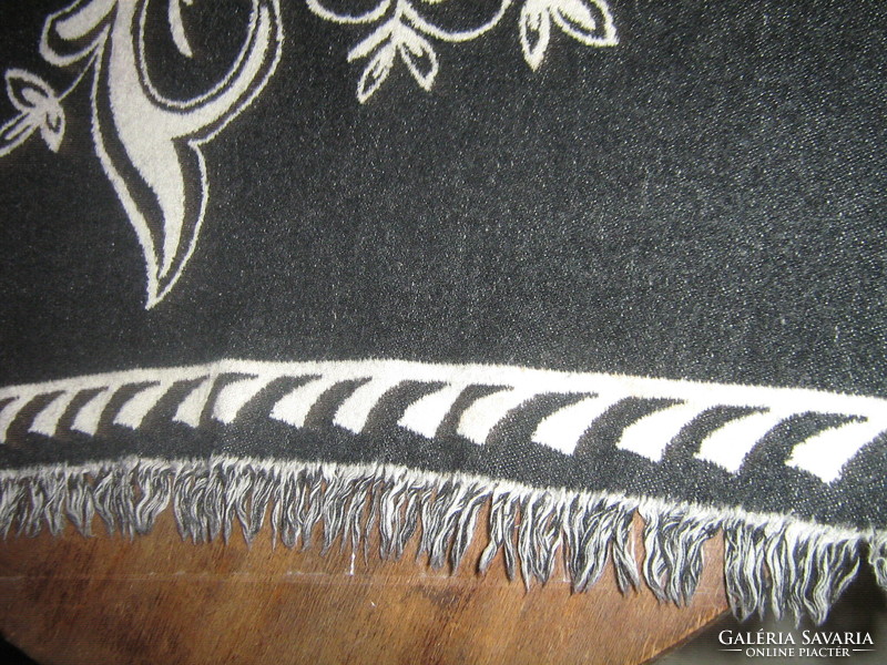 Beautiful French declaré tablecloth with soft fringe