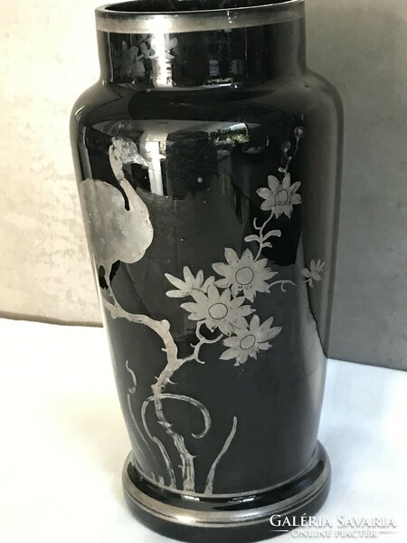 Antik cseh fekete üveg váza ezüst kézi festéssel, 23 cm magas