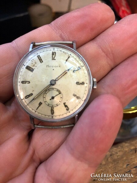 Novice vintage men's watch from the 1940s, in good condition