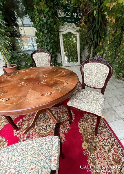 Antik stílusú intarziás étkező / tárgyaló asztal 4 db kárpitozott székkel