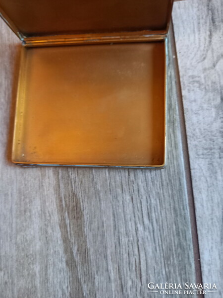 Érdekes antik réz szelence/doboz (9x8x1 cm)