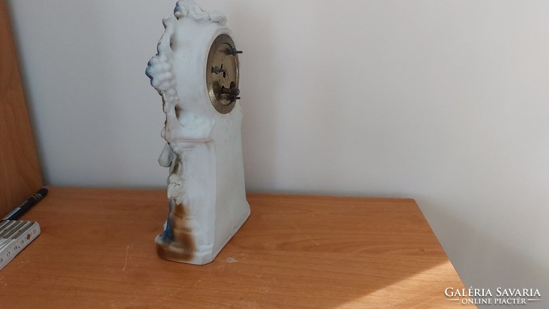 (K) beautiful porcelain statue with clock