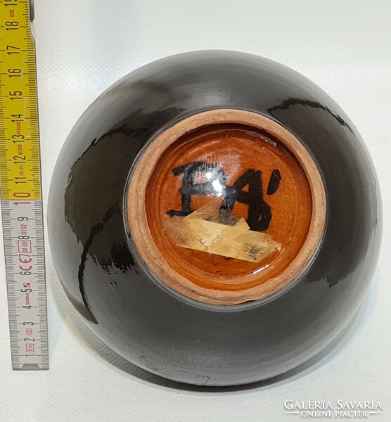 "BÁ" jelzett, türkizkék mázfoltos, fekete mázas iparművész kerámia váza (2796)