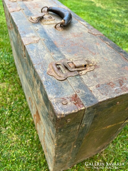 Antique suitcase suitcase old travel trunk