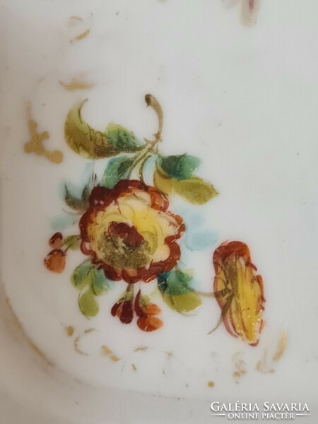 Antik, XIX. századi, kézzel festett, romantikus rózsás-virágos aranyozott kínáló porcelántál.