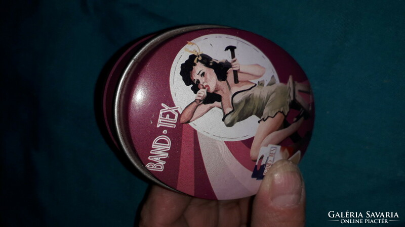 Retro Pin-up girl festéssel díszített fém lemez BAND -TEX sebtapaszos doboz a képek szerint