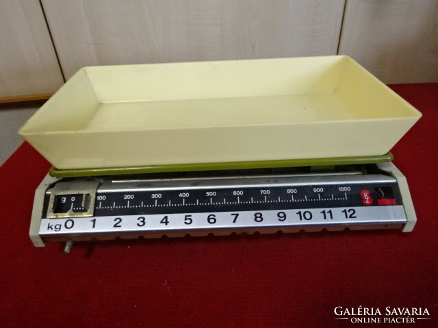 Kitchen scale from the 70s, accurate. Jokai.
