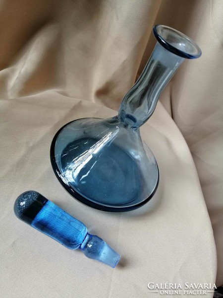 Kék likőrös üveg