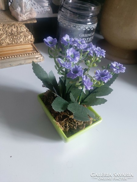 14 cm magas, szép, lila színű művirág, cserépben