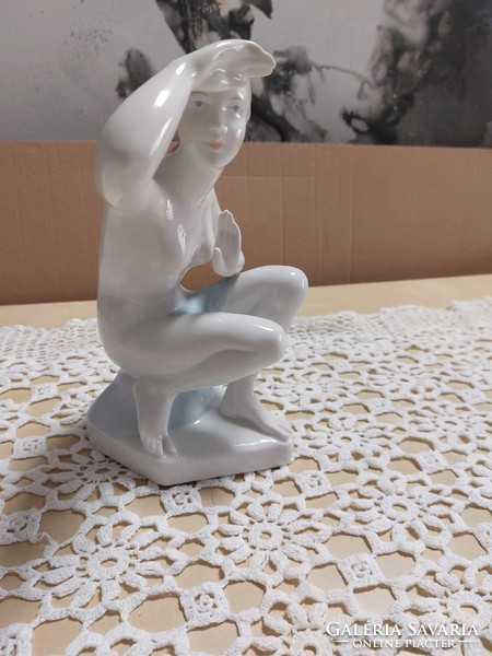 Aquincum porcelain female nude looking into the distance, with a blue shroud