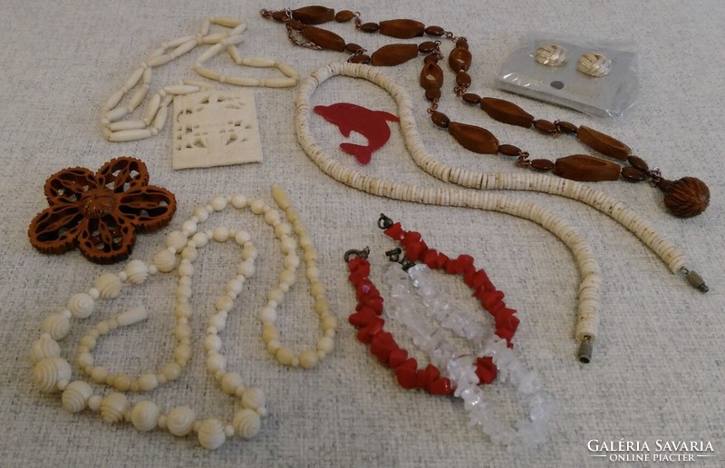 Retro jewelry package: bone and ostrich necklace, coconut imitation necklace, brooch, mineral bracelet, clip