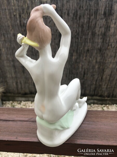 Aquincum combing porcelain nude.