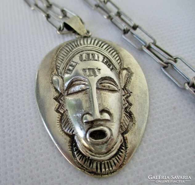 Hosszú ezüstnyakláncon szép amulett medál