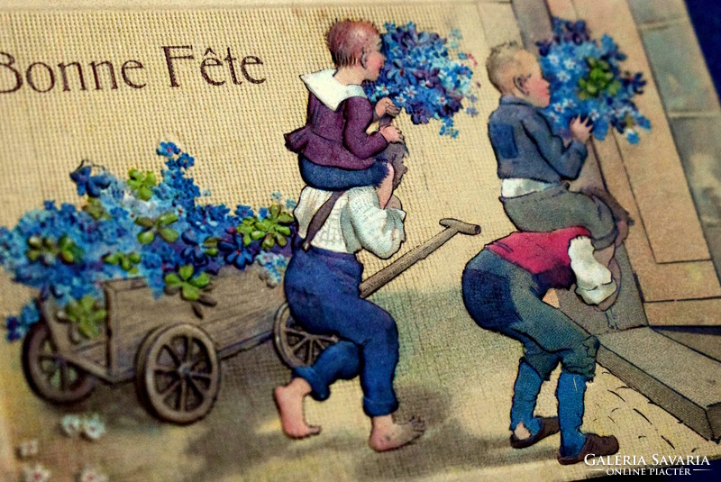 Antik dombornyomott üdvözlő képeslap - vidám kisfiúk nefelejcs 4levelű lóhere talicska