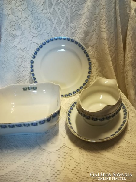Porcelain server: sauce tray, side dish and a flat plate oblatt j. With signal