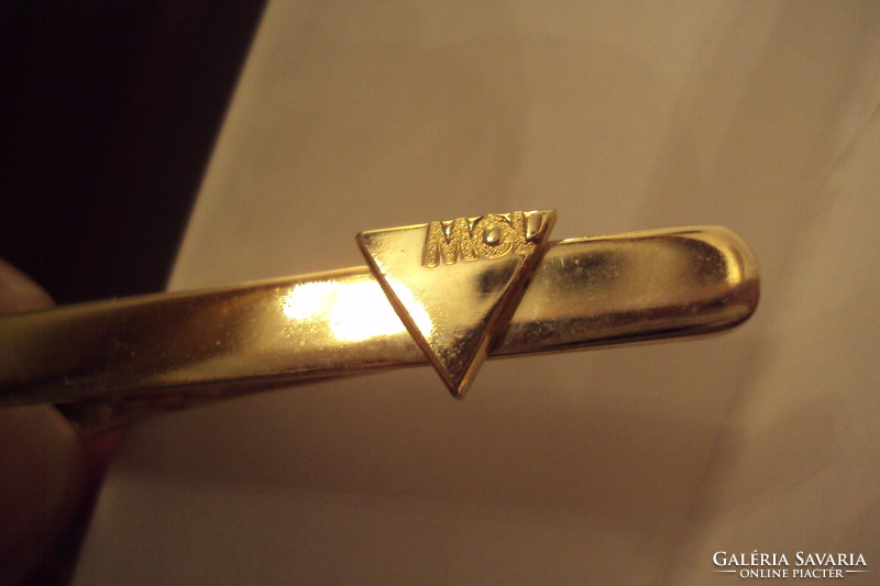 VADONATÚJ-2 db. vastagon aranyozott "MOL" felíratos gravírozott nyakkendőtű,egyikben cirkónia kővel.