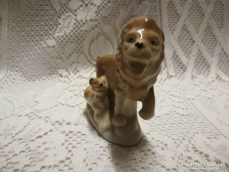 Porcelán oroszlán, kölykével