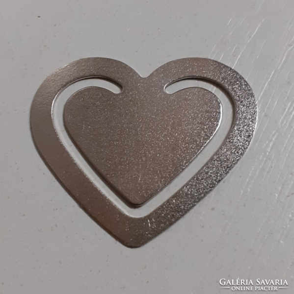 Silver-colored steel heart-shaped money clip bookmark
