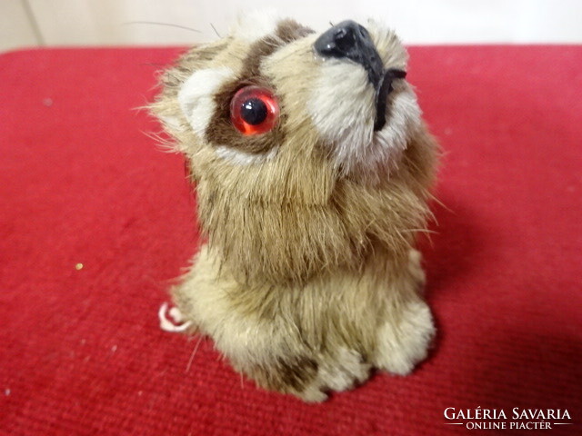 Lion with glass eyes, also a pencil carver, height 6.2 cm. Jokai.