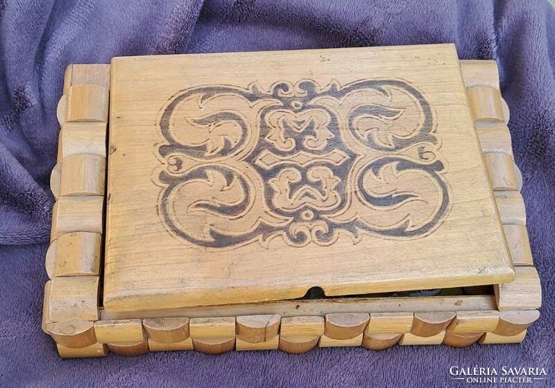 Craftsman wood domoz with jewels. Box damaged size: 18x24 cm.