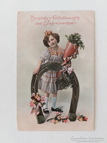 Régi újévi képeslap fotó levelezőlap kislány szerencsepatkó