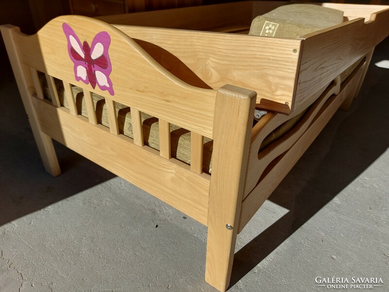 For sale is a high-quality adjustable children's bed made of hard wood. With a thick mattress, butterfly and snail pattern